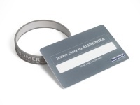 Karta informacyjna Jestem chory na ALZHEIMERA popielata z opaską silikonową