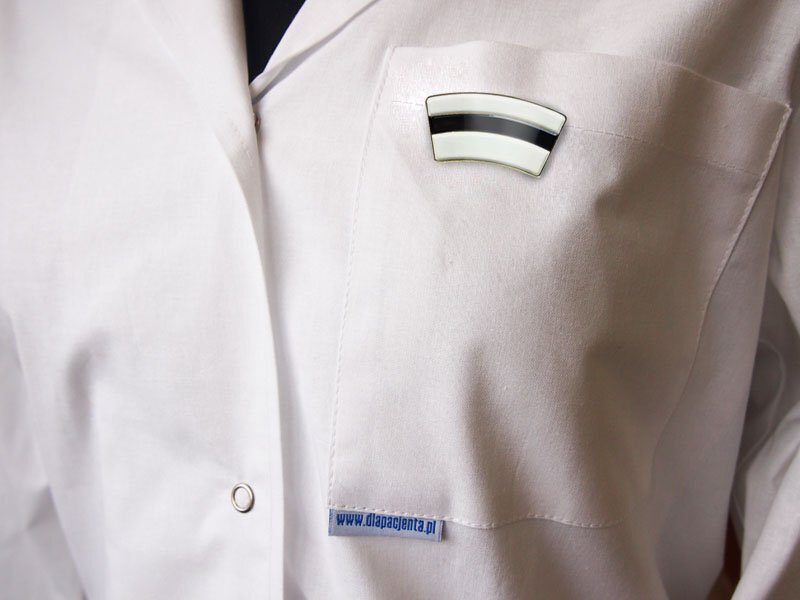 Znaczek / przypinka / wpinka dla pielęgniarek - czepek pielęgniarski z czarnym paskiem